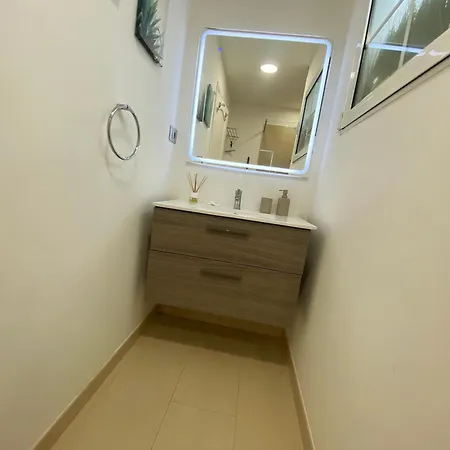 Alfredo L Jones Atico *